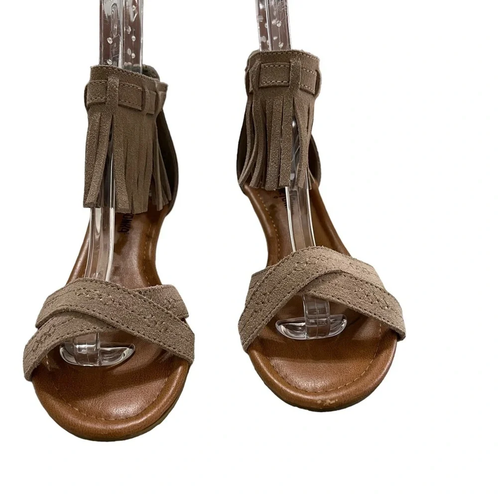 MINNETONKA Suede Ankle Fringe Low Wedge Sandals Zipper Back Taupe Brown Size 7
